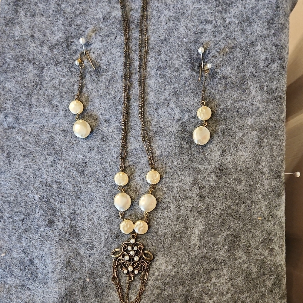 Gold and White Teardrop Necklace with Intricate Pendant And Matching Earrings.